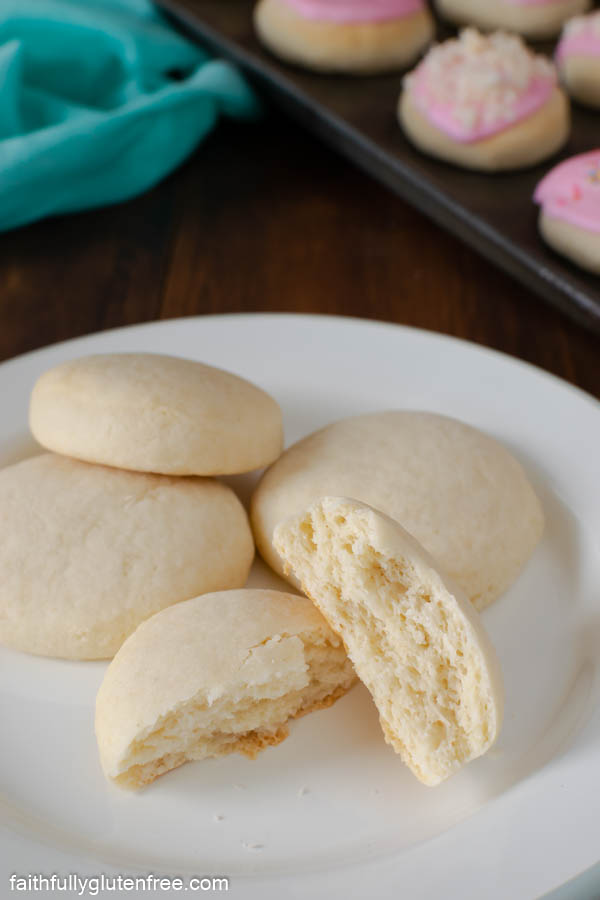 a plate of plain cream cookies