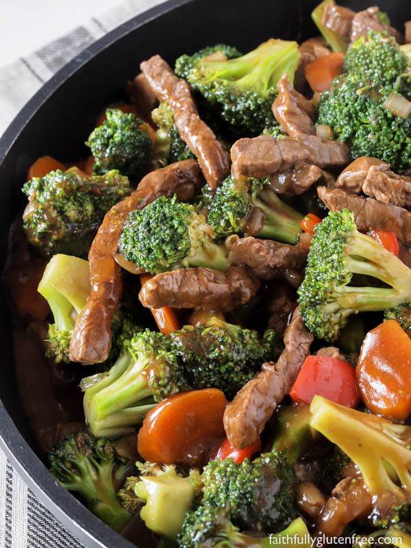 A frying pan filled with beef and broccoli stir fry