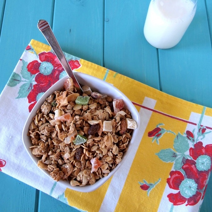 How to Make Your Own Gluten-Free Homemade Granola | The Baking Beauties