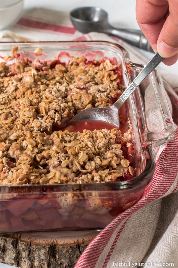 Fresh juicy strawberries pair perfectly with the tart rhubarb in this easy gluten free Strawberry Rhubarb Crisp. Served with a scoop of vanilla ice cream, or a drizzle of heavy cream, Gluten Free Strawberry Rhubarb Crisp is sure to be a springtime favourite.
