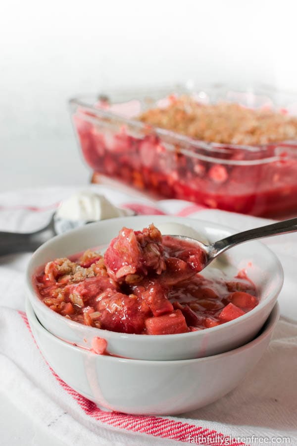 Fresh juicy strawberries pair perfectly with the tart rhubarb in this easy gluten free Strawberry Rhubarb Crisp. Served with a scoop of vanilla ice cream, or a drizzle of heavy cream, Gluten Free Strawberry Rhubarb Crisp is sure to be a springtime favourite.