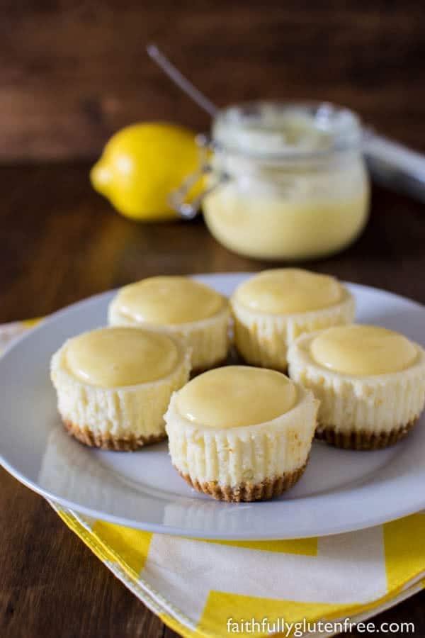 Individual desserts are so in right now! You will love these individual gluten free Lemon White Chocolate Cheesecakes.