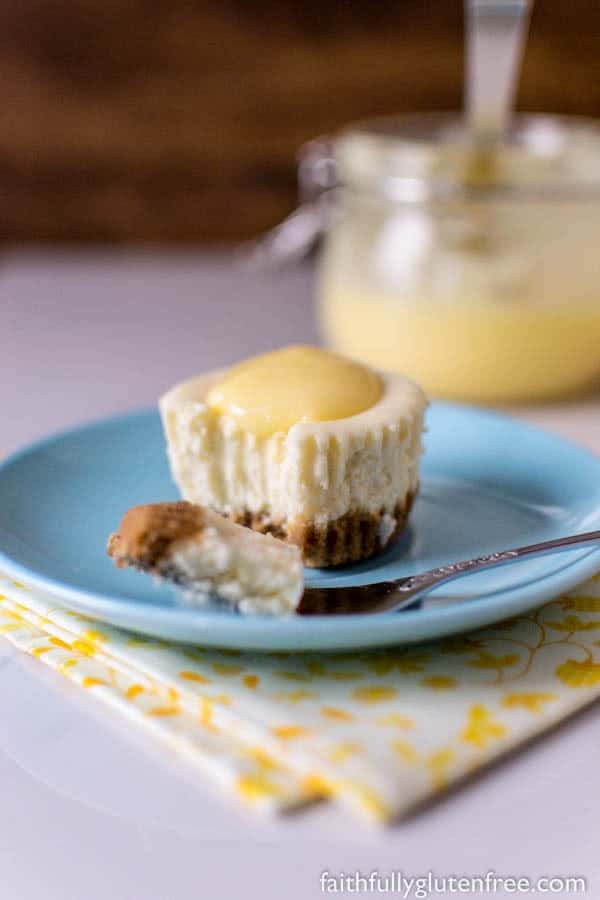 Individual desserts are so in right now! You will love these individual gluten free Lemon White Chocolate Cheesecakes.