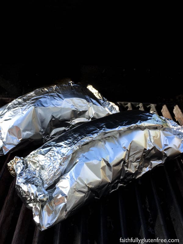 Who wants to cook in summer? Make these easy Mexican Tin Foil Dinners instead!