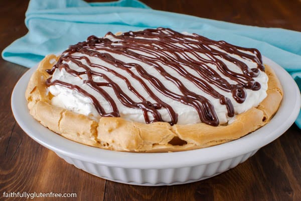 A cream puff pie topped with chocolate sauce
